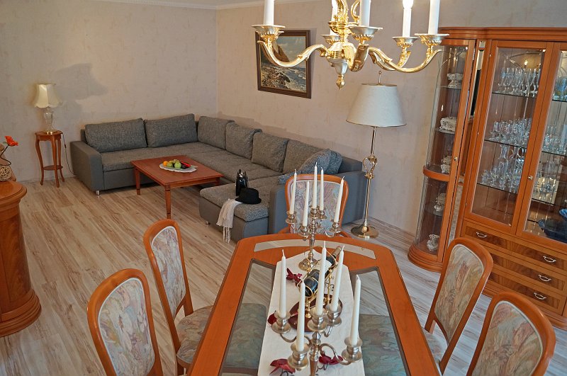 2 Wohnzimmer mit Schlafcouch